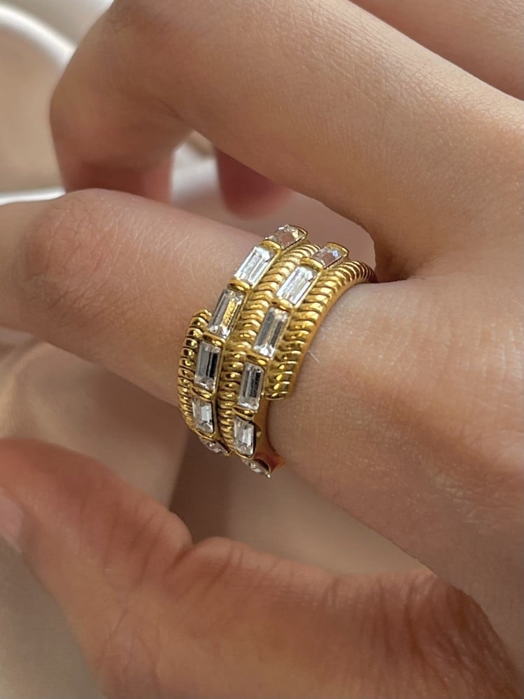 Geometric asymmetrical Ring
