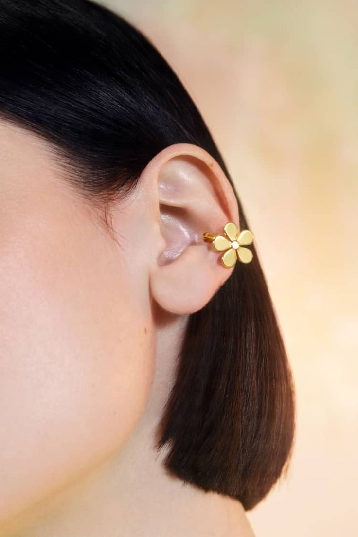 Daisy Flower Earcuff